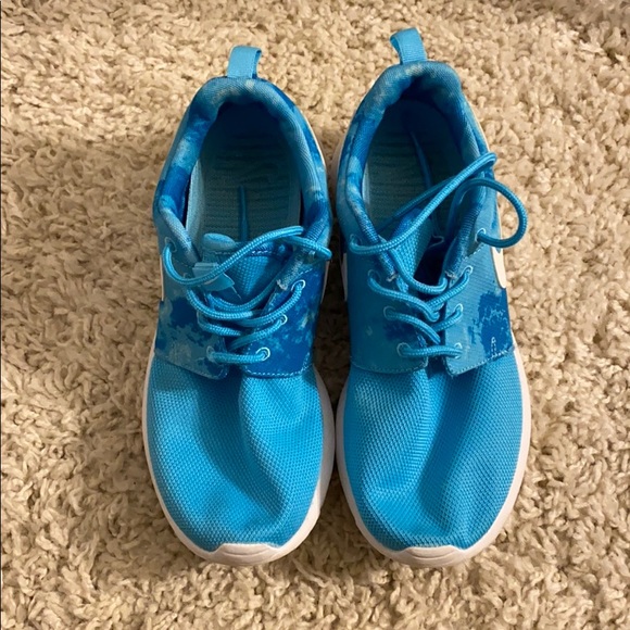 Nike Roshe Run Sneakers - Picture 2 of 4